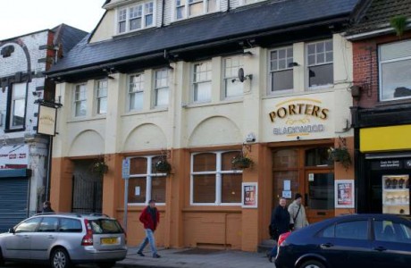 Porter's pub front in Blackwood
